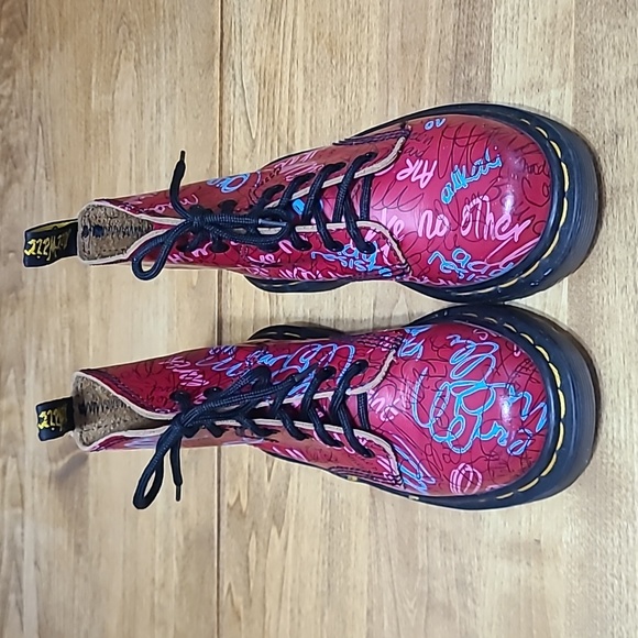 Vintage Dr Martens Made in England Graffiti Red Leather Boots Sz UK 1 US 3 - Picture 2 of 9